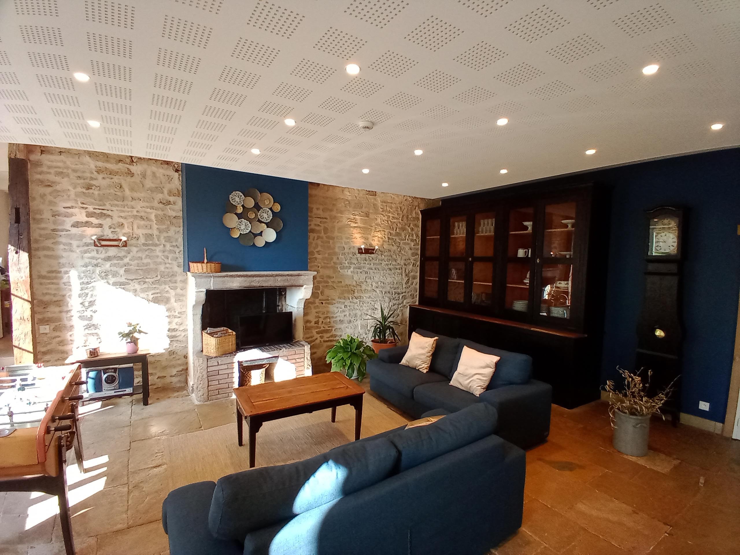 Salon avec cheminée pour vin d’honneur